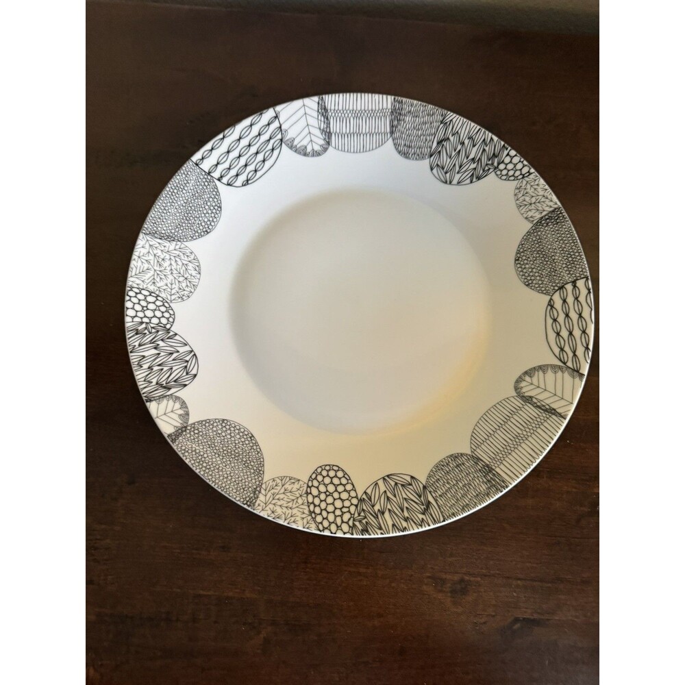 Crate & Barrel LEIF Julia Rothman 10 3/4" DINNER PLATE Black and White 1 plate